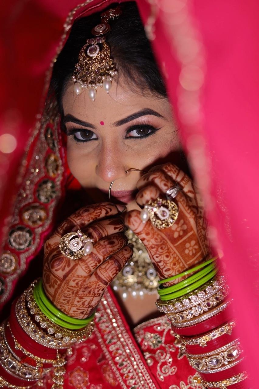 "Amazing bridal makeup! Professional service and beautiful results. Highly recommended!"